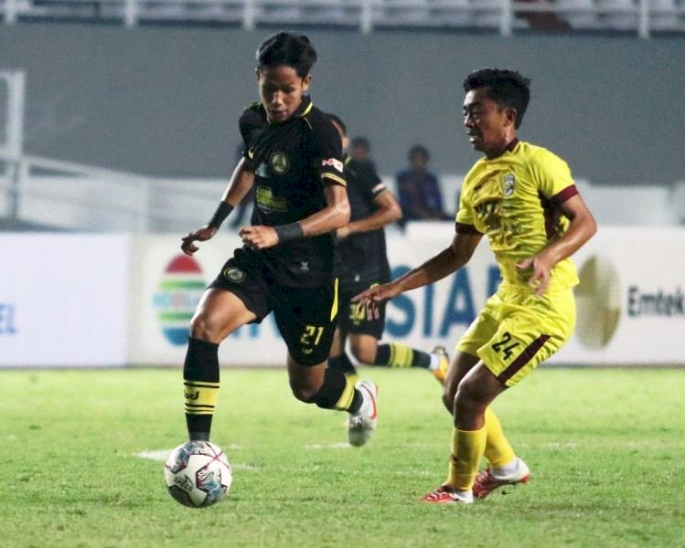 Bek KS Tiga Naga Abelard Tegar (21) melewati gelandang Muba Babel United Hasan Husain (24) pada pertemuan putaran pertama di Stadion Gelora Sriwijaya, Palembang. (Instagram/officialtiganaga/rmolsumsel.id)  