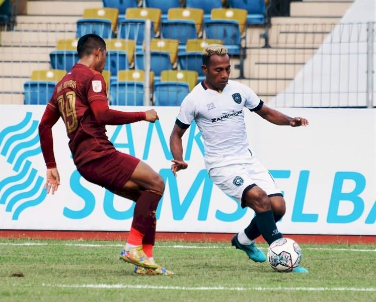 Penyerang PSPS Riau Andre Abubakar dibayangi bek Sriwijaya FC Akbar Zakaria pada pertandingan pekan ke-8 Grup A Liga 2 2021 di Stadion Kaharudin Nasution, Pekanbaru, Rabu sore (17/11). (Instagram/pspsriau/rmolsumsel.id) 