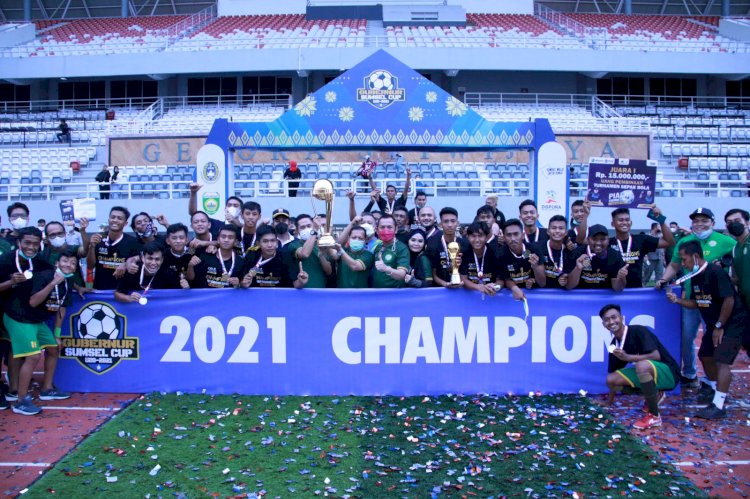 PS Palembang saat mengangkat tropi kemenangan Piala Gubernur Sumsel U-20. (Humas PS Palembang/rmolsumsel.id)
