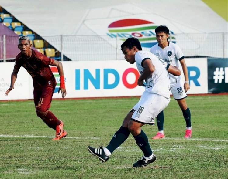 Kapten PSPS Riau Fadau saat mengambil tendangan penalti yang menjebol gawang Rizky Darmawan pada pertandingan pekan ke-8 Grup A Liga 2 2021, Rabu (17/11). (Instagram/pspsriau/rmolsumsel.id)