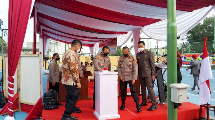 Kapolda Sumsel Irjen Toni Harmanto bersama Bupati OKU TImur Lanosin Hamzah saat akan menekan tombol sirine penanda peresmian lapangan tenis di Mapolres OKU Timur, Rabu (17/11). (Ist/rmolsumsel.id)