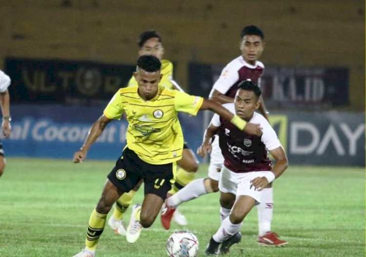 Winger KS Tiga Naga Dominikus Roni Lede melindungi bola dari rebutan pemain Muba Babel United pada pertandingan pekan ke-8 Grup A Liga 2 2021, Rabu malam (17/11). (Instagram/officialtiganaga/rmolsumsel.id)