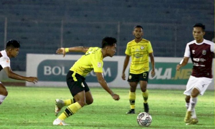 Gelandang Muba Babel United Eki Fauzi menghadang pemain KS Tiga Naga pada pertandingan ke-8 Grup A Liga 2 2021, Rabu malam (17/11). (Instagram/officialtiganaga/rmolsumsel.id)