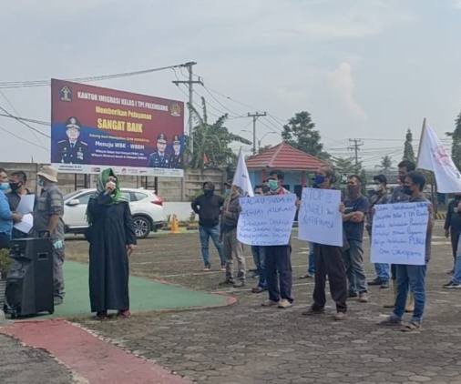 Massa dari Sriwijaya Corruption Watch (SCW) di Kota Palembang, Kamis (18/11) demo di  kantor Imigrasi Kelas I TPI Palembang (ist/rmolsumsel.id)