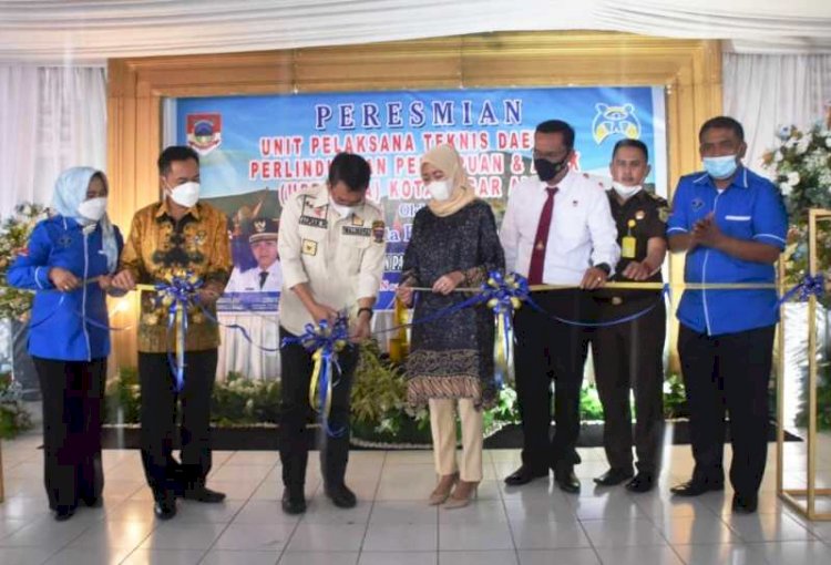 Wali Kota Pagar Alam Alpian Maskoni menggunting pita menandai peresmian UPTD PPA, Kamis (18/11). (Humas Kota Pagar Alam/rmolsumsel.id)
