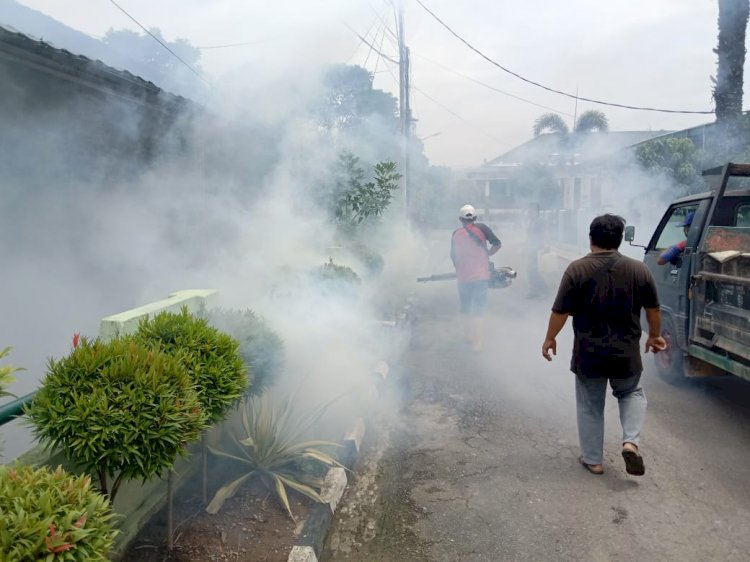 Puskemas Talang Ratu Kota Palembang melakukan fogging di area sekitar wilayah Puskesmas termasuk Korem 044/Gapo, Jumat (19/11).(ist/rmolsumsel.id)