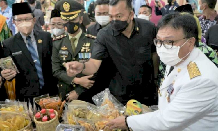 Pj Bupati Muara Enim Nasrun Umar menunjukkan produk UKM pada peresmian Gerai Oleh-oleh khas Muara Enim, Jumat (19/11). (Dinas Kominfo Muara Enim/rmolsumsel.id)