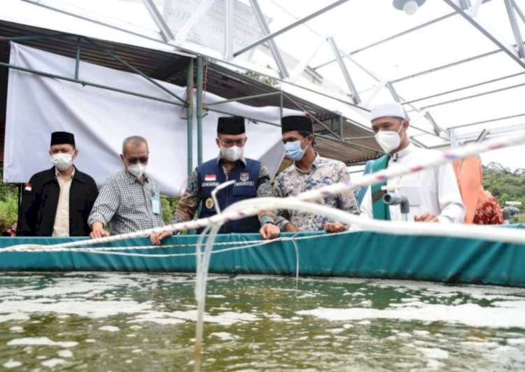 Wali Kota Pagar Alam Alpian Maskoni usai menyerahkan bantuan sarana prasarana budi daya ikan lele sistem bioflok kepada Ponpes Izzul Quran, Jumat (19/11). (Humas Kota Pagar Alam/rmolsumsel.id)