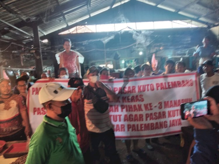 Ratusan pedagang gelar aksi demonstrasi di Pasar Kuto menolak pengelolaan pasa diekola PT GTP/ist 