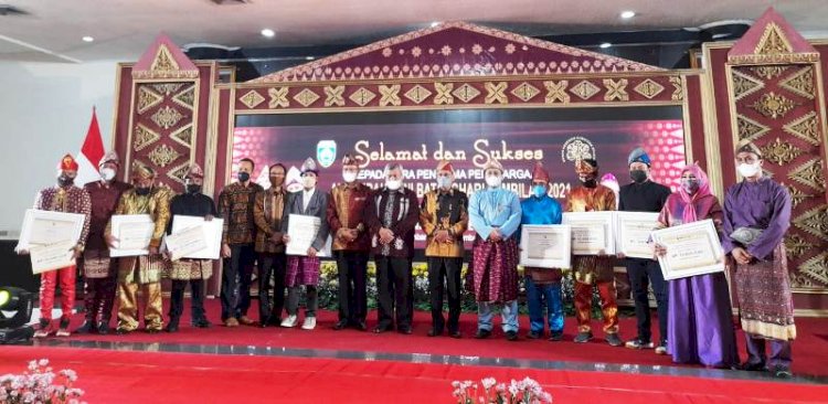 Para pelaku seni di sumatera selatan mendapat penghargaan dari Disbudpar Provinsi Sumsel. (Mita Rosnita/rmolsumsel.id)