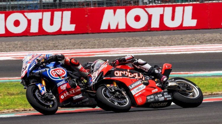 Pembalap Pata Yamaha with Brixx WorldSBK Toprak Razgatlioglu (kiri) ditempel ketat pembalap Scott Redding dari Aruba.IT Racing - Ducati pada balapan Race 1 Kejuaraan Dunia SuperBike di Sirkuit Internasional Pertamina Mandalika, Minggu (21/11). (WSBK/rmolsumsel.id) 