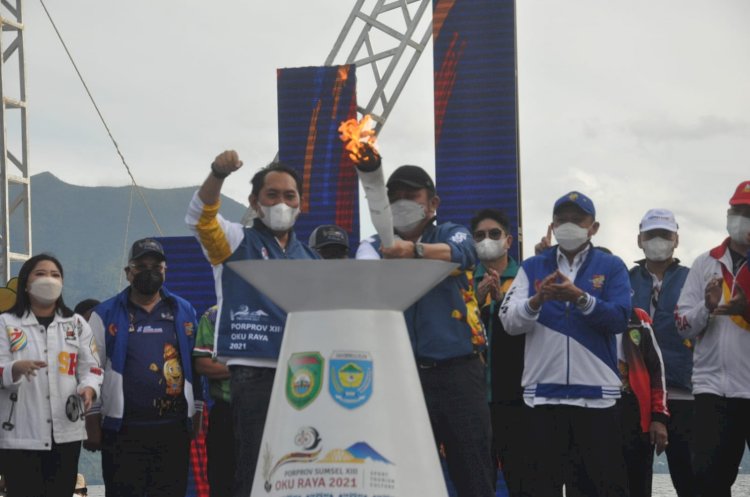 Penyalaan obor oleh Gubernur Sumsel Herman Deru sebagai tanda dimulainya Porprov Sumsel ke XIII di OKU Raya. (ist/rmolsumsel.id)