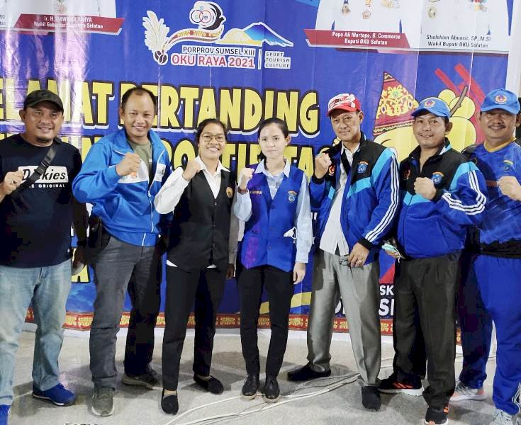 Pebiliar Ogan Ilir Ayu (kiri) dan Karin dari Ogan Komering Ilir didampingi pelatih masing-masing.(Ist/rmolsumsel.id)