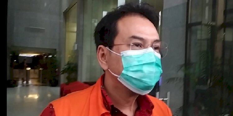 Azis Syamsuddin saat keluar dari gedung KPK. (ist/rmolsumsel.id)