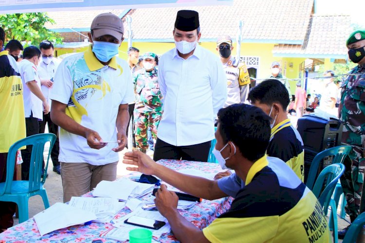 Plt Bupati Muba Beni Hernedi meninjau pelaksanaan Pilkades di Desa Sidorejo, Kecamatan Keluang, Senin (22/11). (Ist/RMOLSUMSEL.id).