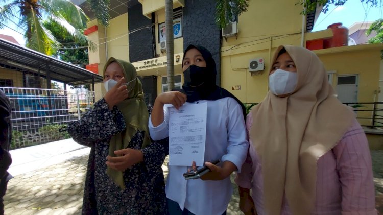 Tiga orang ibu-ibu rumah tangga warga kota Palembang mengadu kepada Bid Propam Kepolisian Daerah Sumatera Selatan/ist