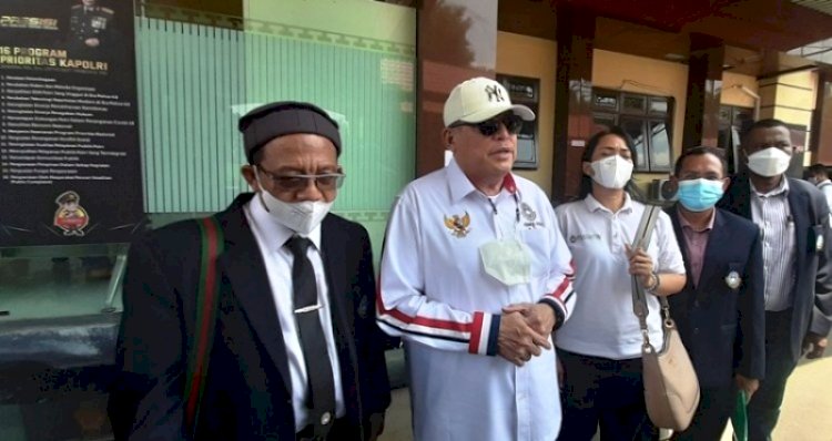 Ketua Komdis PSSI Erwin Tobing mendampingi Ketua Komdis Asprov PSSI Jatim melaporkan Bambang Suryo dkk ke Polda Jatim atas dugaan suap pemain Liga 3. (PSSI/rmolsumsel.id)