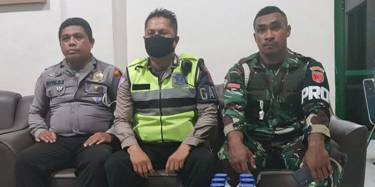Dua orang oknum anggota Polri dengan seorang oknum anggota TNI di Maluku yang videonya viral ketika terlibat baku hantam sudah berdamai. (ist/rmolsumsel.id)