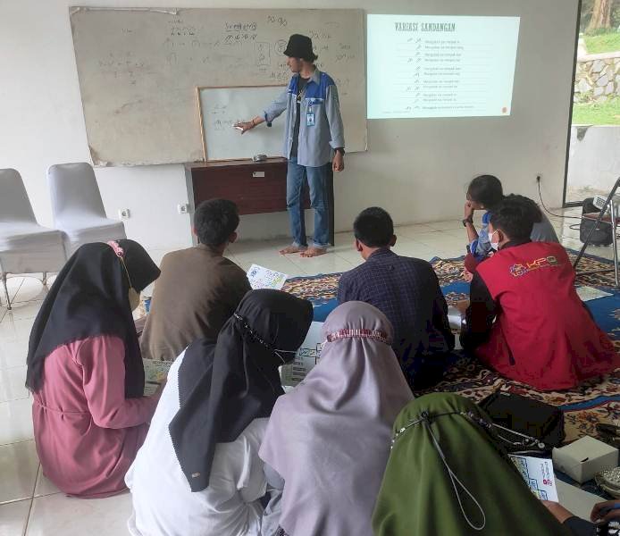 Mahasiswa dan pelajar mengikuti pelatihan Aksara Kaganga dalam rangkaian Seguntang Fest 2021, Rabu (24/11). (Ist/rmolsumsel.id)