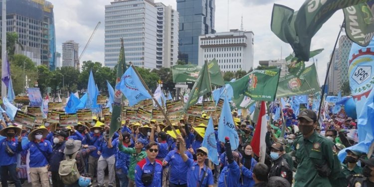 Ribuan buruh menggelar aksi demo di kawasan Patung Arjuna Wiwaha Jakarta Pusat. (ist/rmolsumsel.id)