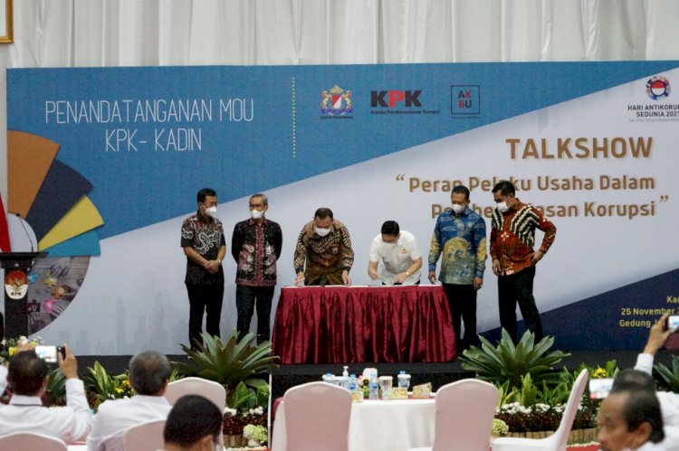 Penandatanganan MoU antara KPK dengan Kamar Dagang dan Indusri (Kadin) Indonesia yang digelar di Aula Gedung Juang Merah Putih KPK, Kamis (25/11). (ist/rmolsumsel)