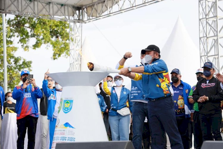 Gubernur Sumsel Herman Deru saat menyalahkan api ke caldron Porprov Sumsel XIII OKU Raya, beberapa waktu lalu. Gubernur mengimbau, agar semua daerah harus menggunakan atlet yang asli dari daerah masing-masing. (humas pemprov sumsel/rmolsumsel.id)