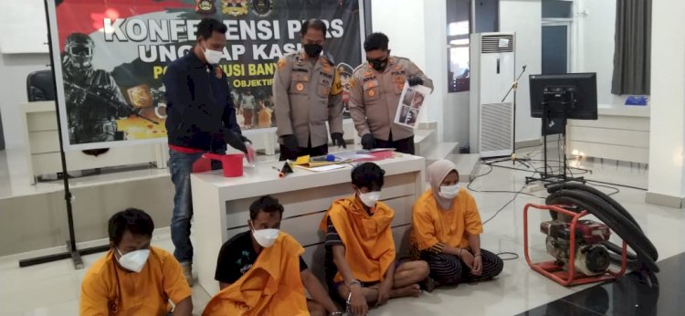 Kapolres Muba AKBP Alamsyah Pelupessy didamping Kapolsek Babat Toman AKP Asy Akhyat menggelar jumpa pers terkait penangkapan Pasutri yang telah melakukan penganiayaan terhadap anak kandung hingga meninggal dunia. (ist/rmolsumsel.id)