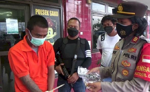 Tersangka saat ditangkap Polsek Sako, Palembang. (Istimewa/rmolsumsel.id)
