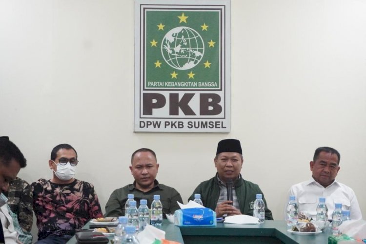 Ketua PKB Sumsel Ramlan Holdan memperkenalkan Ruslan (baju putih) kader baru PKB/ist