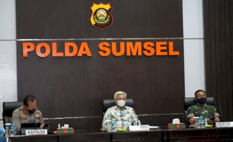 Rapat koordinasi (rakor) lintas sektoral melalui video conference (vicon) bersama Kapolri bersama para menteri terkait di Mapolda Sumsel, Jumat (26/11).(ist/rmolsumsel.id)   