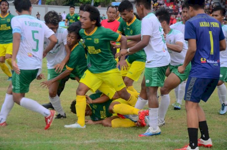 Ado jotos kesebelasan Muara Enim (baju putih) dengan keseblasan Muba (baju hijau) di final Sepakbola Porprov XIII OKU Raya/ist