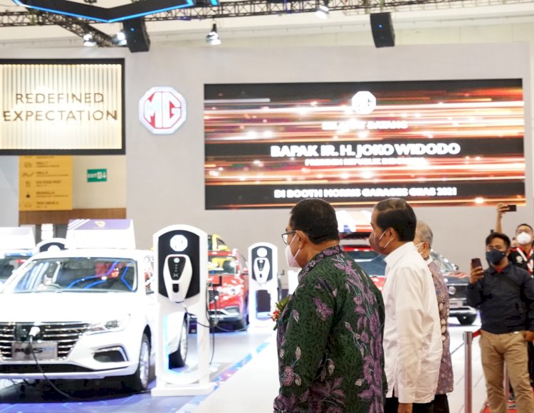 Presiden Joko Wisoso saat mengunjungi pameran otomotif GIIAS 2021. (ist/rmolsumsel.id)