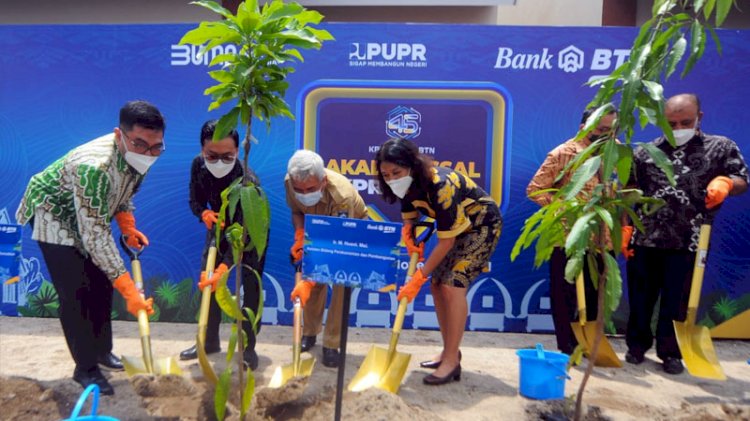  Penanaman pohon di Perumahan Bellpark 2, Lombok Barat, Nusa Tenggara Barat, Senin (22/11)./Dok