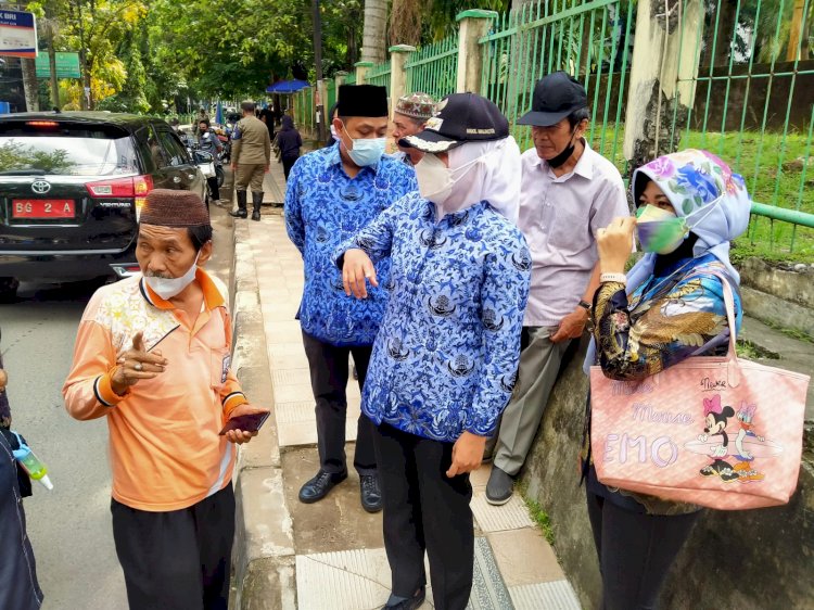 Wawako Palembang, Fitrianti Agustinda saat meninjau kondisi drainase di kawasan kampus UIN Raden Fatah Palembang. (humaidy kenny/rmolsumsel.id)