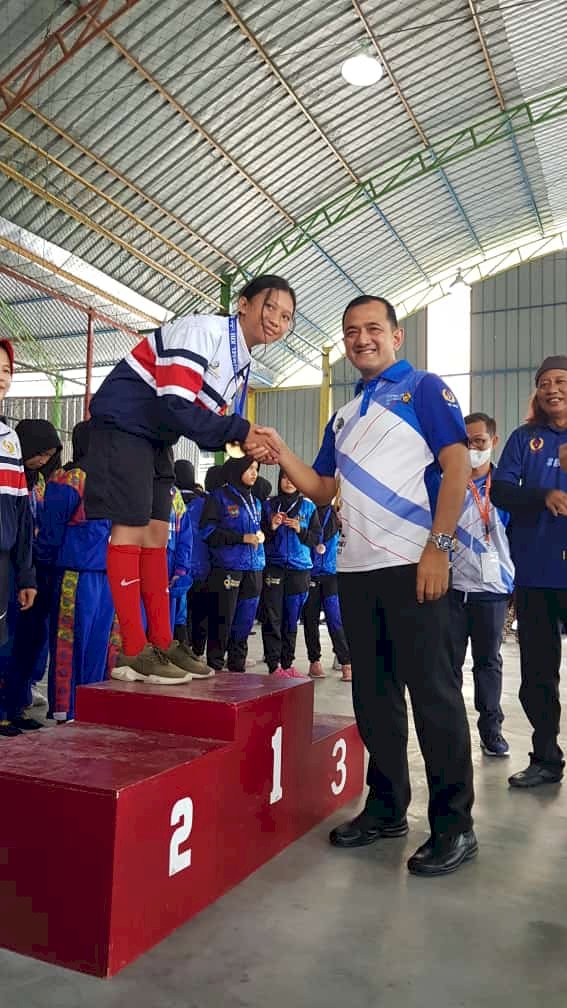 Tim putri Prabumulih menerima pengalungan medali emas oleh Plh Bupati OKU pada Porprov XIII di OKU. [R]