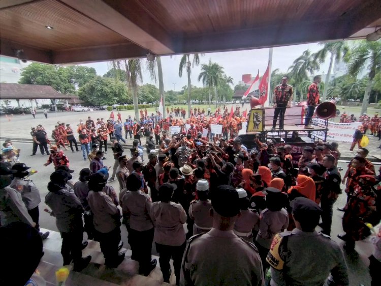 Aksi dari massa Pemuda Pancasila di Gedung DPRD Sumsel. (dudy oskandar/rmolsumsel.id)