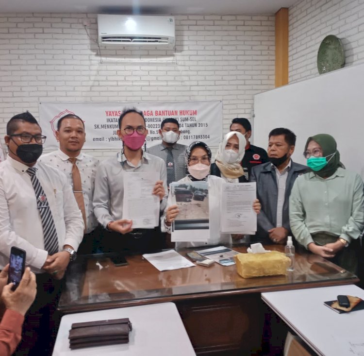 Titis Rahmawati saat menggelar konferensi pers di kantornya. (dudi oskandar/rmolsumsel.id)