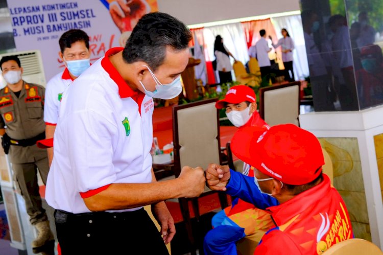 Plt Bupati Muba Beni Hernedi saat melepas kontingen atlet Peparprov Muba. (ist/rmolsumsel.id)