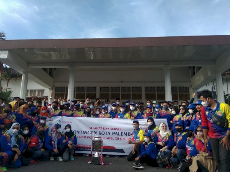 Wali Kota Palembang, Harnojoyo saat menerima langsung piala juara umum Porprov dari Ketua KONI Palembang. (Alwi Alim/rmolsumsel.id)