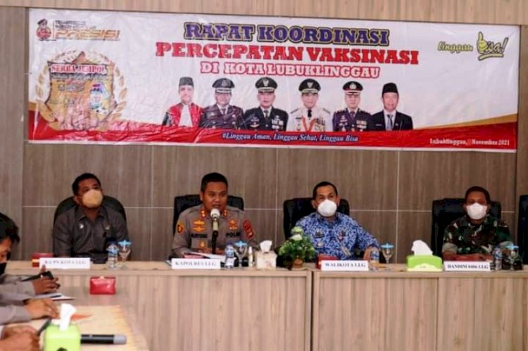 Wali Kota Lubuklinggau SN Prana Putra Sohe saat menghadiri Rakor dalam rangka Anev pelaksanaan vaksinasi di Kota Lubuklinggau, bertempat di Aula Bag Ops Polres Lubuklinggau, Senin (29/11). (Dinas Kominfo Lubuklinggau/rmolsumsel.id)