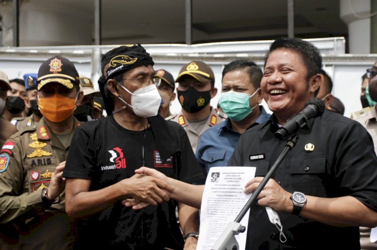 Perwakilan buruh saat menyerahkan surat tuntutan kepada Gubernur Sumsel, Herman Deru. (humaidy kenny/rmolsumsel.id)