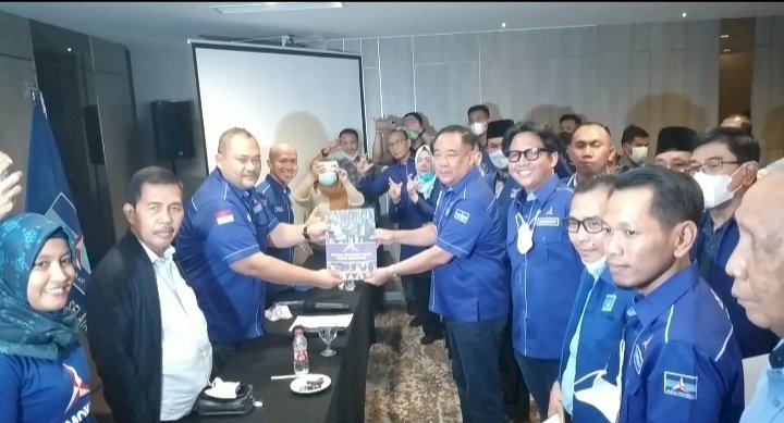 Suasana penyerahan dukungan 17 DPD Partai Demokrat Kabupaten dan Kota untuk Cik Ujang, Selasa di Hotel Excelton Palembang  Selasa (30/11).  (ist/rmolsumsel.id)