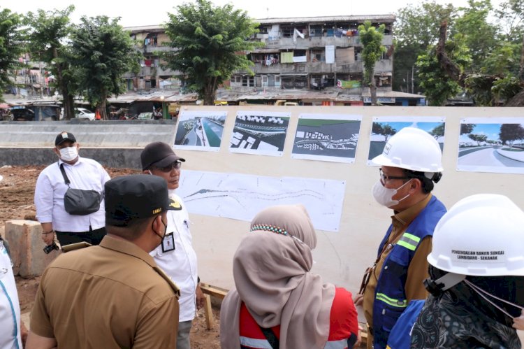 Peninjauan lapangan pengerjaan proyek restorasi sungai Sekanak Lambidaro. (ist/rmolsumsel.id)