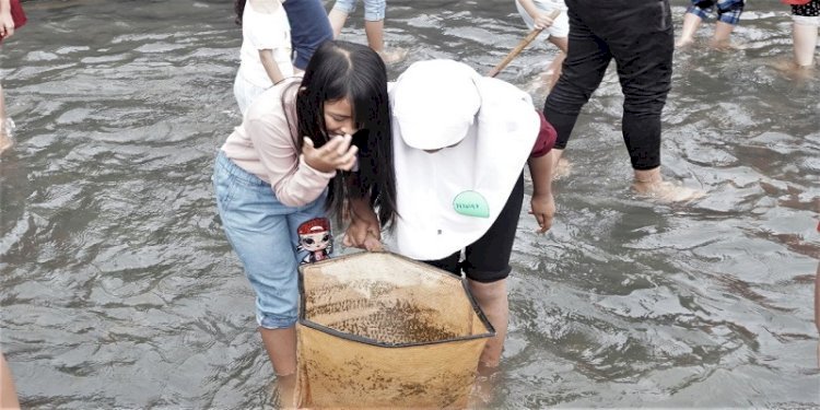 Sejumlah pengunjung Kampung Mandarin tengah menangkap ikan. (ist/rmolsumsel.id)