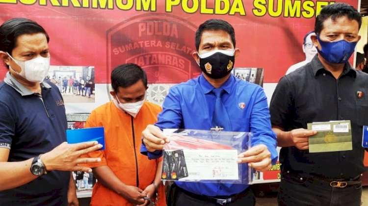 Kasubdit 3 Jatanras Polda Sumsel Kompol CS Panjaitan menunjukkan barang bukti kasus penipuan kredit dump truck. (Ist/rmolsumsel.id)