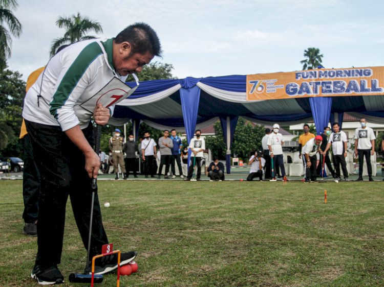 Gubernur Sumsel Herman Deru kini keranjingan bermain gateball. (humaidy kennedy/rmolsumsel)