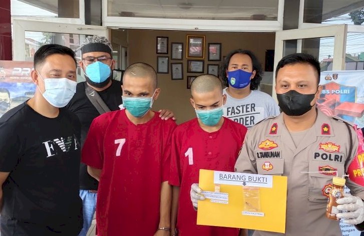 Dua pemuda saat ditangkap oleh Polsek Ilir Barat I Palembang. (Istimewa/rmolsumsel.id)