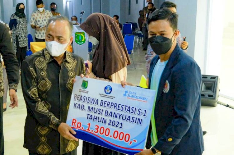 Sekda Muba Apriyadi saat menyerahkan secara simbolis beasiswa kepada mahasiswa asal Muba. (Humas Pemkab Muba/rmolsumsel.id)