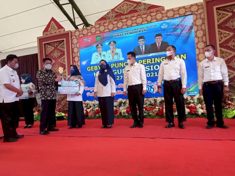 Gubernur Sumsel Herman Deru saat memberikan penghargaan kepada guru berprestasi. (mita rosnita/rmolsumsel.id)