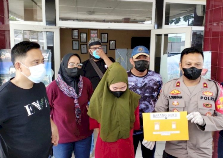Kapolsek IB I Kompol Roy A Tambunan menunjukkan sabu-sabu yang berhasil disita dari wanita muda tersangka pengedar sabu-sabu. (Ist/rmolsumsel.id)